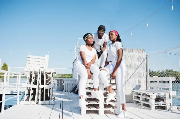 Tres elegantes amigos afroamericanos, usar en ropa blanca en — Foto de Stock