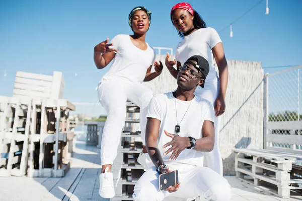 Üç şık Afro-Amerikan arkadaş, giyim beyaz giysiler — Stok fotoğraf