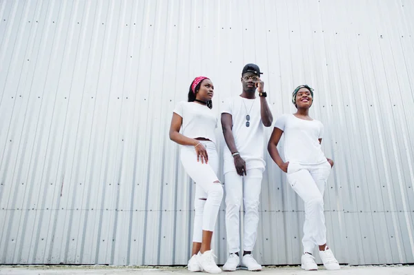 Portrait de garçon afro-américain élégant avec deux filles, porter sur — Photo