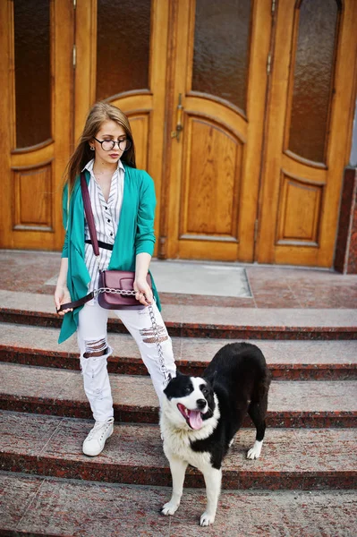 Chica de moda en gafas y pantalones vaqueros rasgados con laik russo-europeo —  Fotos de Stock