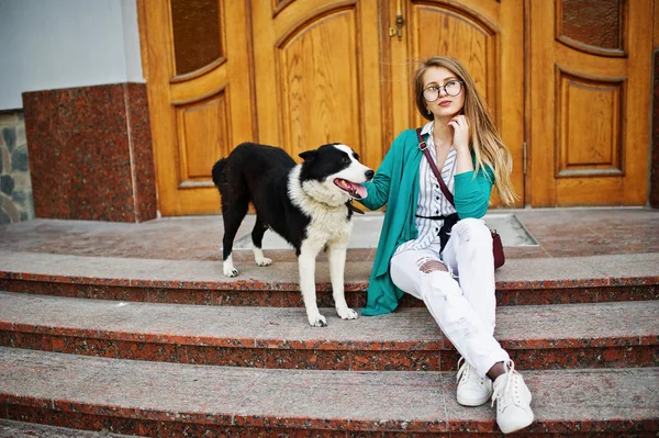 Fille à la mode à lunettes et jeans déchiré avec laïc russo-européen — Photo