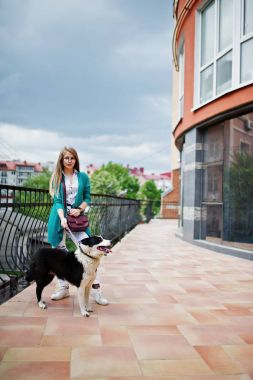 Gözlük ve yırtık kot pantolonla russo-Avrupa laik trendy kız