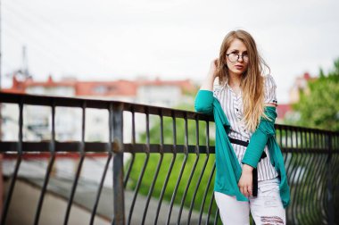 Gözlük ve karşı bariyer stree üzerinde yırtık kot trendy kız