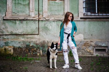 Gözlük ve yırtık kot pantolonla russo-Avrupa laik trendy kız