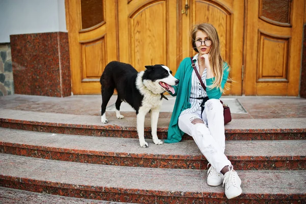 Chica de moda en gafas y pantalones vaqueros rasgados con laik russo-europeo —  Fotos de Stock