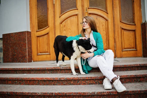 Fille à la mode à lunettes et jeans déchiré avec laïc russo-européen — Photo