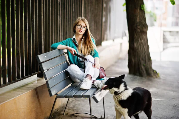 Trendig tjej på glasögon och rippade jeans med russo-Europeiska laik — Stockfoto