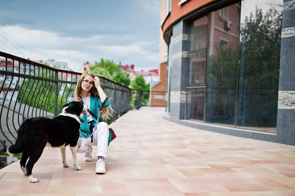 Chica de moda en gafas y pantalones vaqueros rasgados con laik russo-europeo —  Fotos de Stock