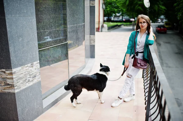 Chica de moda en gafas y pantalones vaqueros rasgados con laik russo-europeo —  Fotos de Stock