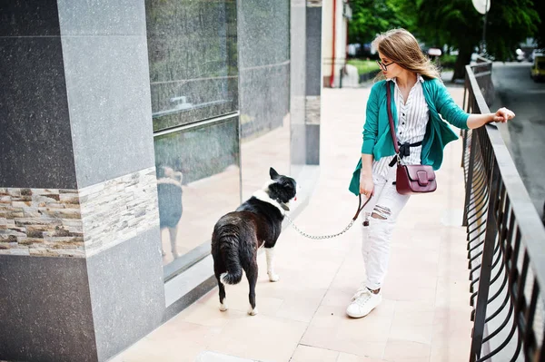 Chica de moda en gafas y pantalones vaqueros rasgados con laik russo-europeo —  Fotos de Stock