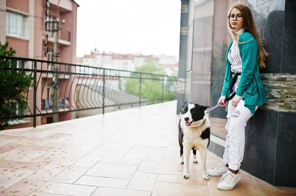 Trendy girl at glasses and ripped jeans with russo-european laik — Stock Photo, Image