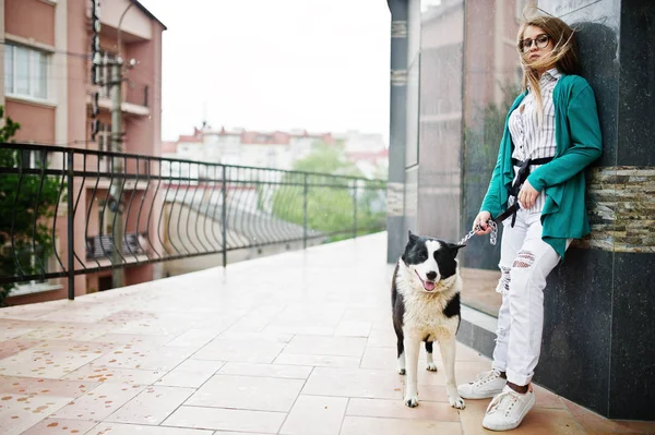 Trendig tjej på glasögon och rippade jeans med russo-Europeiska laik — Stockfoto