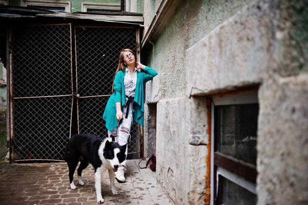 Chica de moda en gafas y pantalones vaqueros rasgados con laik russo-europeo —  Fotos de Stock