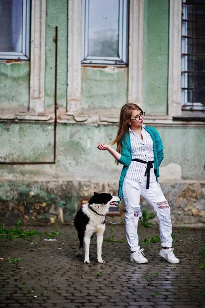 Gözlük ve yırtık kot pantolonla russo-Avrupa laik trendy kız — Stok fotoğraf