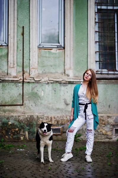 Módní holka na brýle a roztrhané džíny s Rusko Evropskou laik — Stock fotografie
