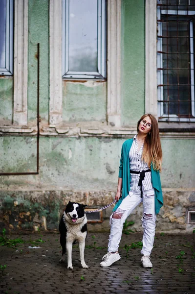 Chica de moda en gafas y pantalones vaqueros rasgados con laik russo-europeo —  Fotos de Stock