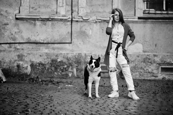 メガネとラッソ ・ ヨーロピアン撮影と破れたジーンズでトレンディな女の子 — ストック写真