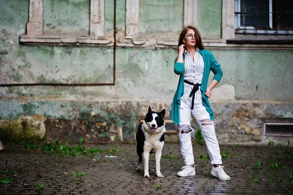 Menina na moda em óculos e jeans rasgados com russo-europeu laik — Fotografia de Stock