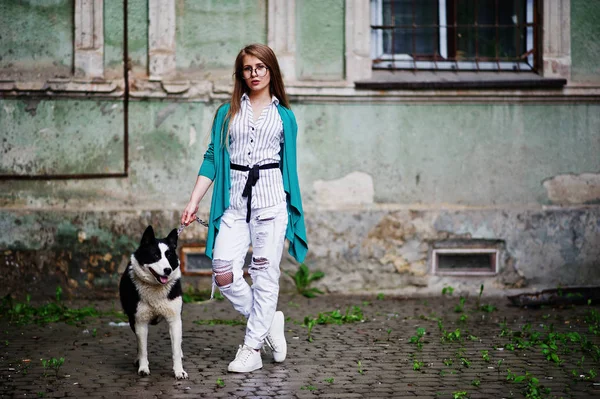 Chica de moda en gafas y pantalones vaqueros rasgados con laik russo-europeo — Foto de Stock