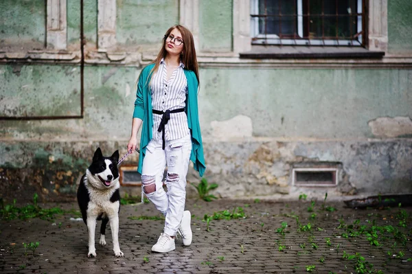 Menina na moda em óculos e jeans rasgados com russo-europeu laik — Fotografia de Stock
