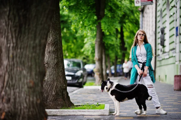 Trendy girl mit brille und zerrissenen jeans mit russo-european laik — Stockfoto