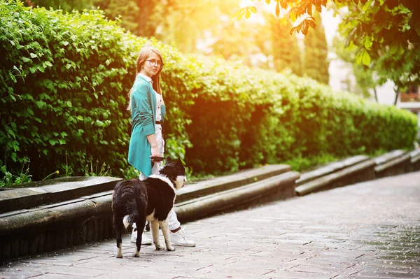 Trendy girl mit brille und zerrissenen jeans mit russo-european laik — Stockfoto