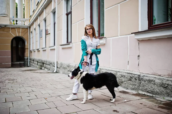 Chica de moda en gafas y pantalones vaqueros rasgados con laik russo-europeo —  Fotos de Stock