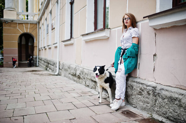 Модная девушка в очках и порванных джинсах с русско-европейским лайком
