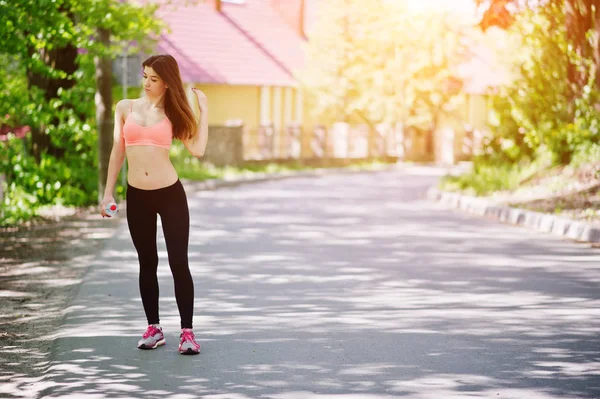 Fitness menina esporte em sportswear com garrafa de água no str — Fotografia de Stock