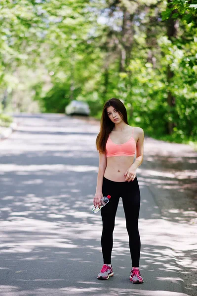 Fitness sport girl en ropa deportiva con botella de agua en el str — Foto de Stock