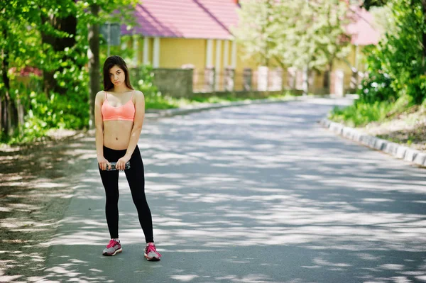 Fitness menina esporte em sportswear com garrafa de água no str — Fotografia de Stock