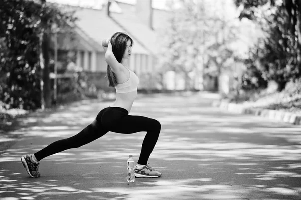 Fitness fille de sport en vêtements de sport avec bouteille d'eau faisant exer — Photo
