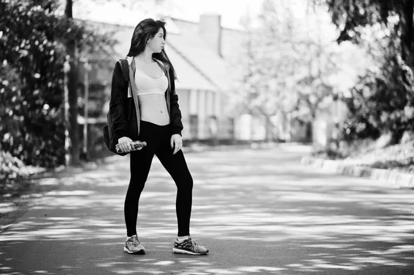 Fitness Sportovní dívka v oblečení a batoh s lahví wat — Stock fotografie