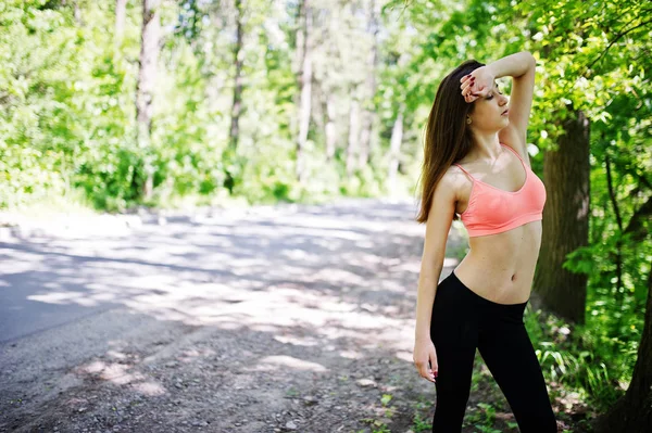 Fitness menina esporte em sportswear descansando na floresta, spor ao ar livre — Fotografia de Stock