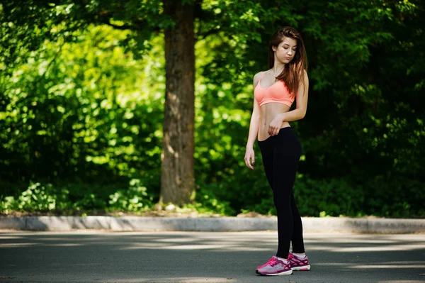 Fitness menina esporte em sportswear posou na estrada no parque, ao ar livre — Fotografia de Stock