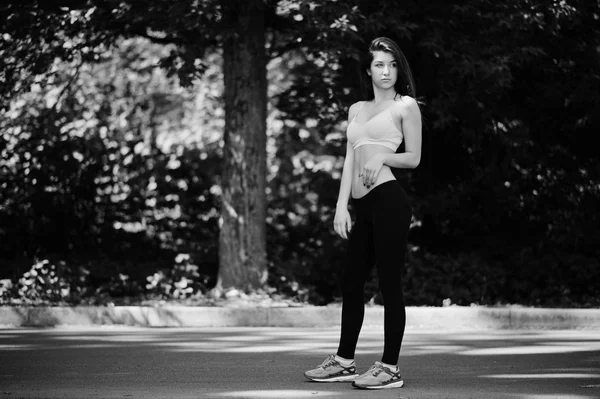 Dziewczynka fitness sport w sportowej stwarzane przy drodze, w parku, na zewnątrz — Zdjęcie stockowe