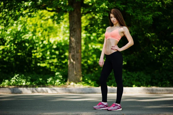 Γυμναστήριο σπορ κορίτσι σε αθλητικά ενδύματα που τίθενται στο δρόμο, στο πάρκο, υπαίθριος — Φωτογραφία Αρχείου