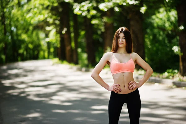 Fitness slim sexy menina esporte em sportswear posado na estrada no parque — Fotografia de Stock