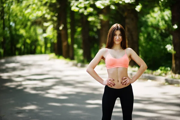 공원도 인 한 운동복에 피트 니스 슬림 섹시 한 스포츠 소녀 — 스톡 사진
