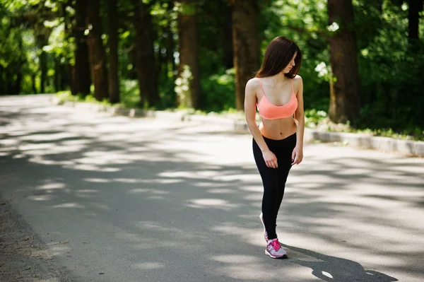 Fitness menina esporte em sportswear fazendo exercício na estrada no parque , — Fotografia de Stock