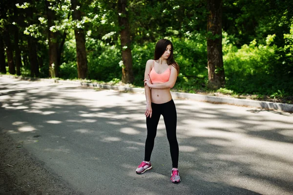 Fitness menina esporte em sportswear fazendo exercício na estrada no parque , — Fotografia de Stock