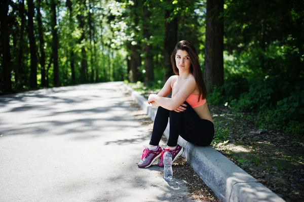 워싱턴 공원도로에 앉아 스포츠에 피트 니스 스포츠 소녀 — 스톡 사진
