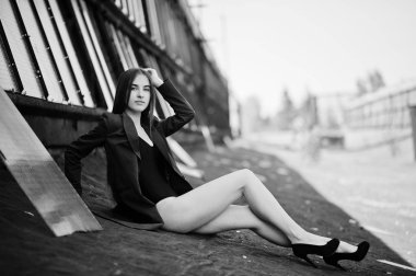 Seksi model kız zekâ uzun bacaklara siyah iç çamaşırı kıyafeti vücut yüz