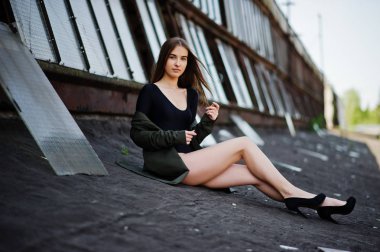 Seksi model kız zekâ uzun bacaklara siyah iç çamaşırı kıyafeti vücut yüz