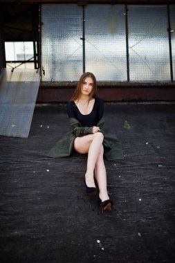 Seksi model kız zekâ uzun bacaklara siyah iç çamaşırı kıyafeti vücut yüz