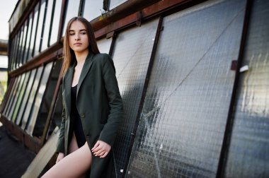 Seksi model kız zekâ uzun bacaklara siyah iç çamaşırı kıyafeti vücut yüz