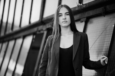 Seksi model kız zekâ uzun bacaklara siyah iç çamaşırı kıyafeti vücut yüz