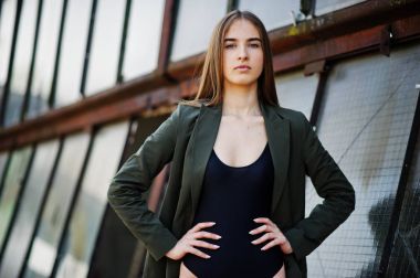 Seksi model kız zekâ uzun bacaklara siyah iç çamaşırı kıyafeti vücut yüz