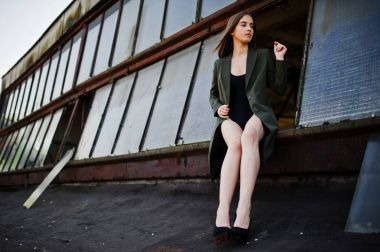 Seksi model kız zekâ uzun bacaklara siyah iç çamaşırı kıyafeti vücut yüz