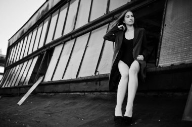Seksi model kız zekâ uzun bacaklara siyah iç çamaşırı kıyafeti vücut yüz